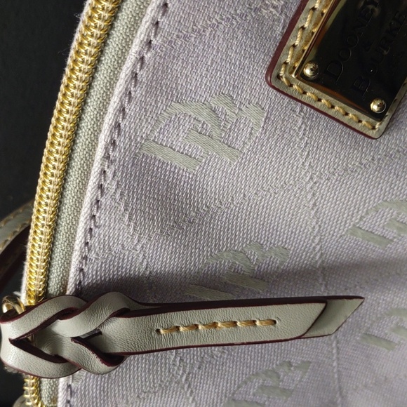 SLIGHTLY USED DOONEY & BOURKE SUKI CROSSBODY LILAC HAS STAIN - Picture 5 of 10